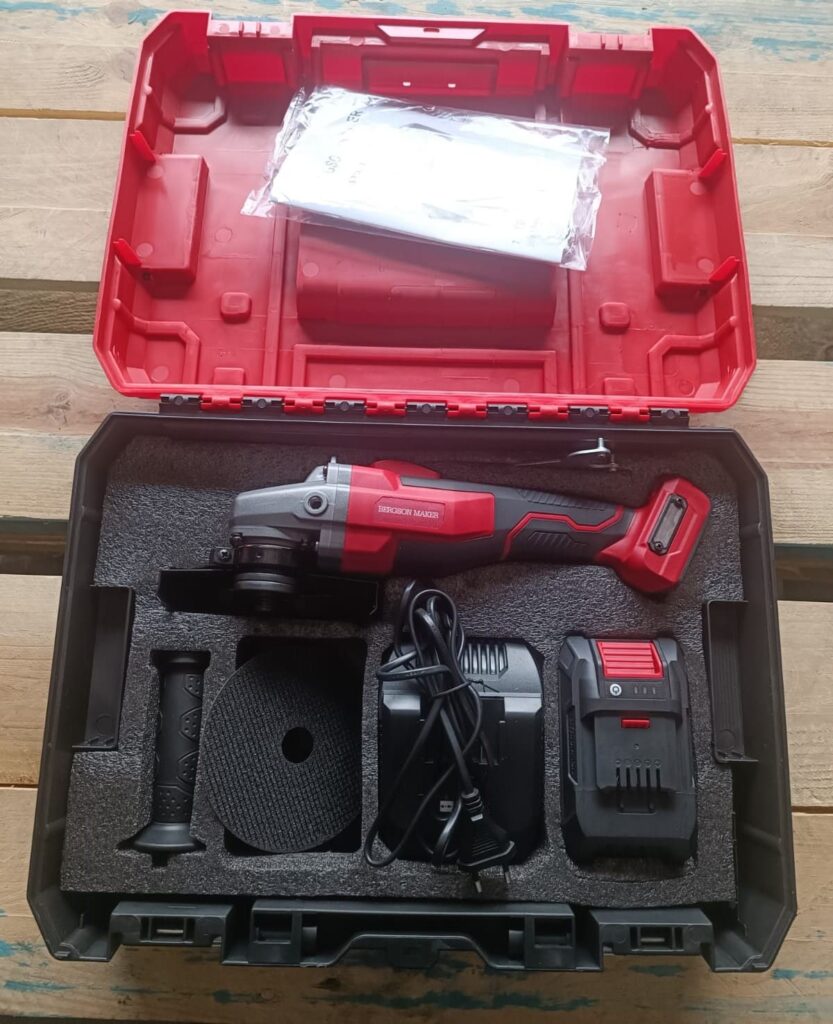 Coffret meuleuse Bergson Maker sur batterie 36v 8A vue de l'intérieur.
