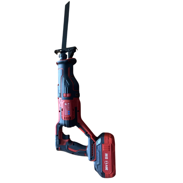 Scie recipro sabre Bergson Maker avec lame de scie vers la droite.